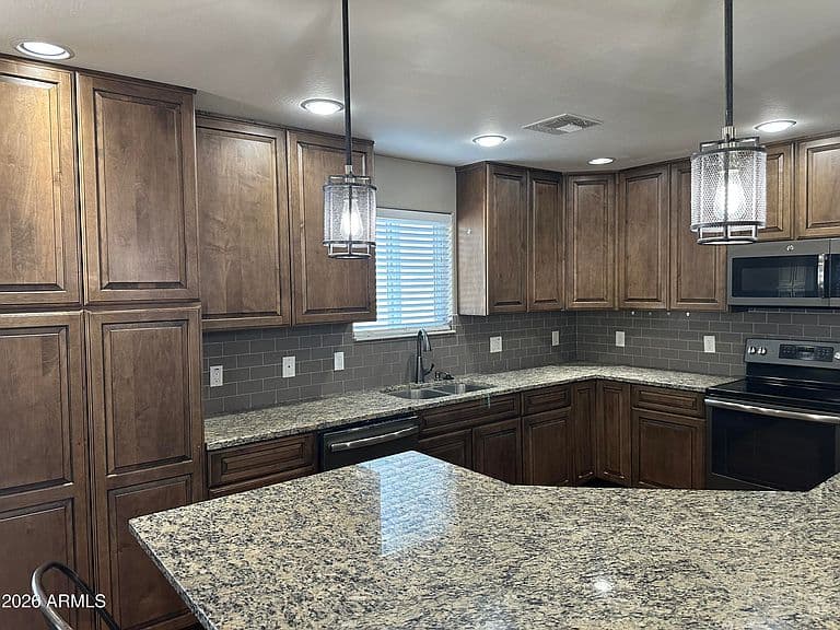 1059 W 5th Ave photo 4