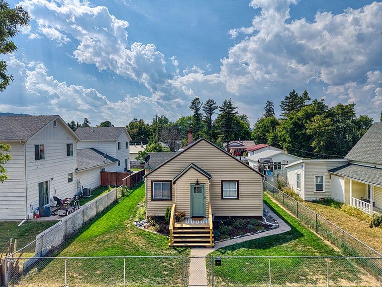 240 8th Ave W photo 5