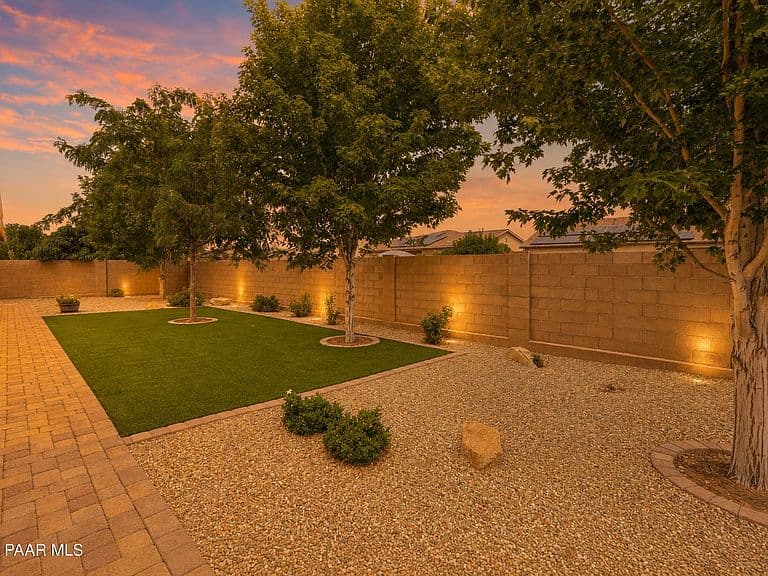 8248 N Sunset Rdg photo 2