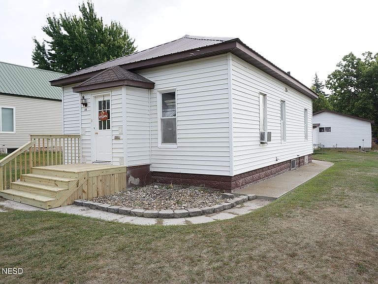 318 2nd St SE photo 2