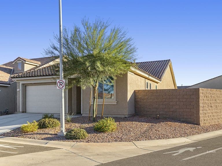 1395 Mariposa Way photo 2