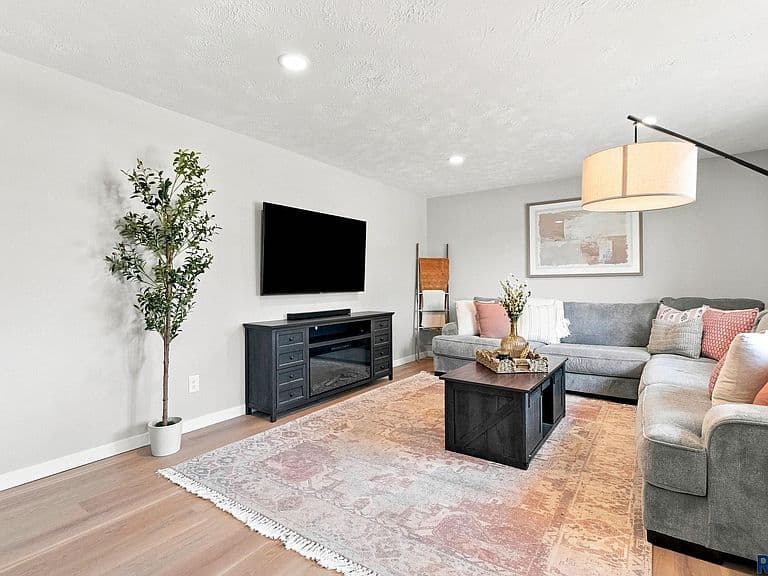 31 Park Ln photo 4