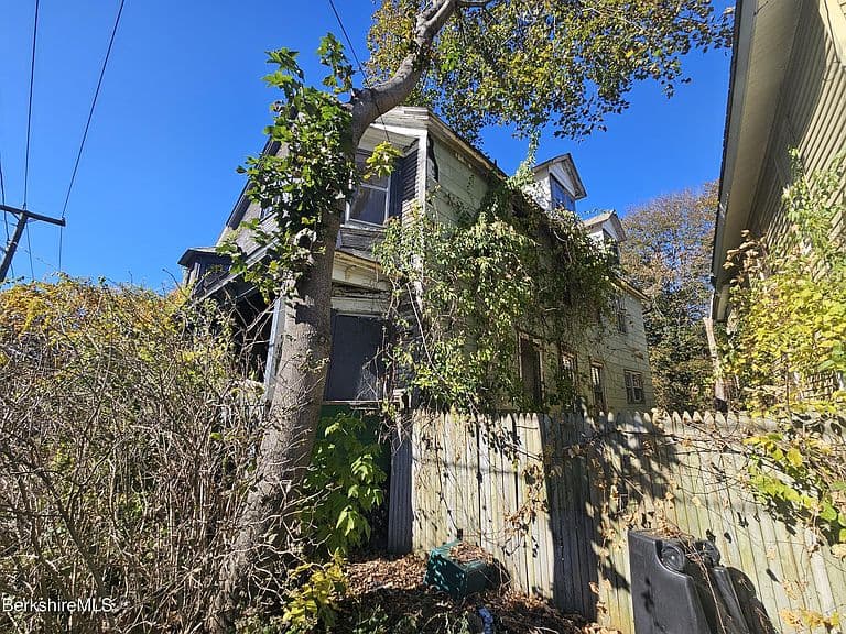 301 W Main St photo 2