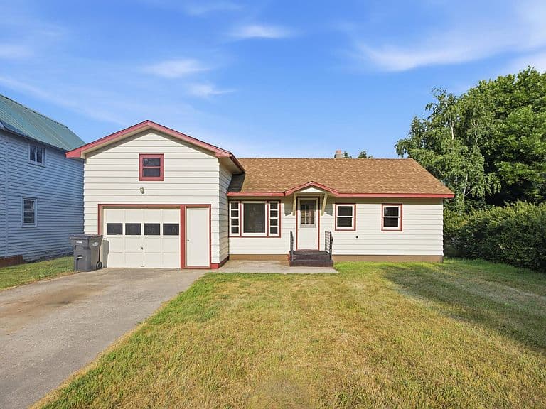 206 1st Ave NE photo 1