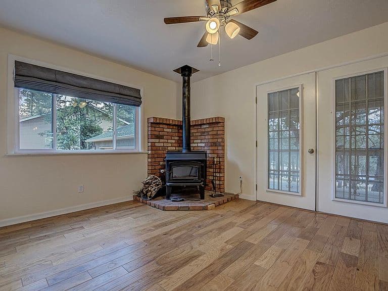 3943 N Pine Rd photo 4
