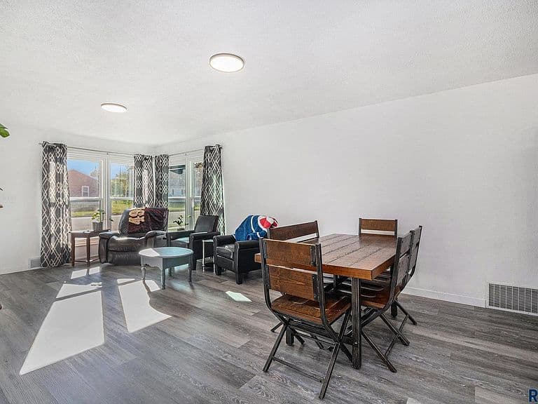 1301 S Gary Dr photo 3