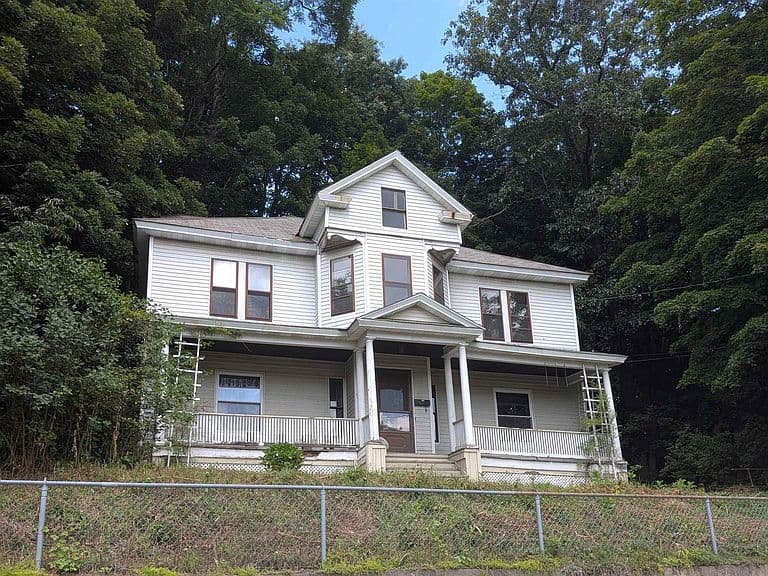 207 Elliot Street photo 1