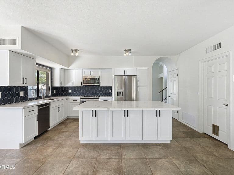 177 W CAROLINE Lane photo 2
