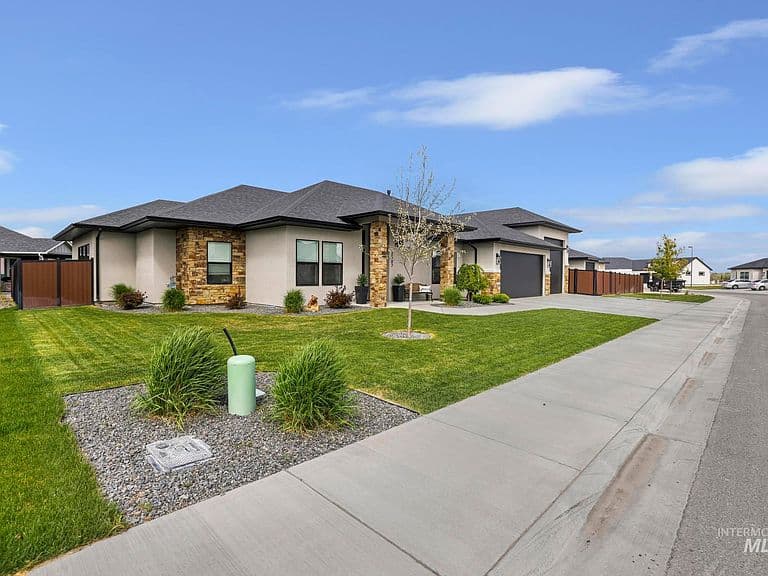 2307 Cattail Dr photo 4