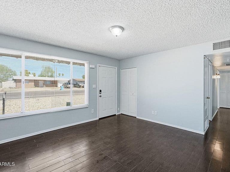 2219 W CHOLLA Street photo 3
