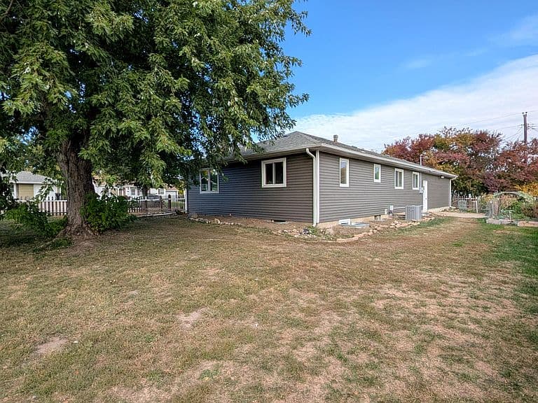 1117 N Mandan St photo 2