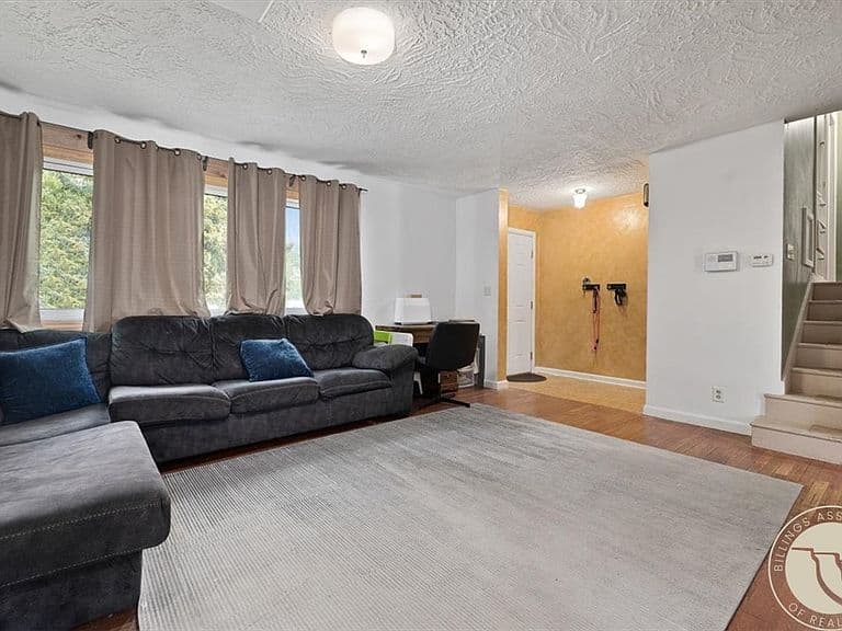 2424 Elizabeth St photo 3