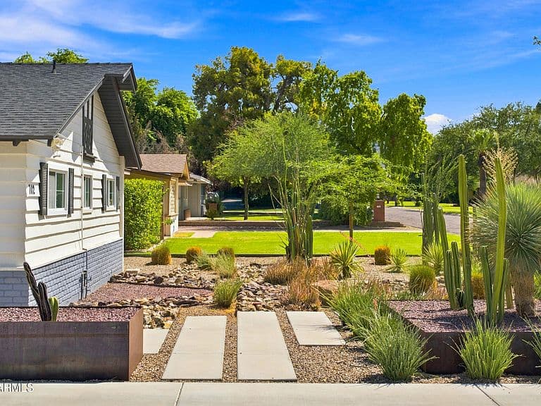 702 E DESERT PARK Lane photo 1