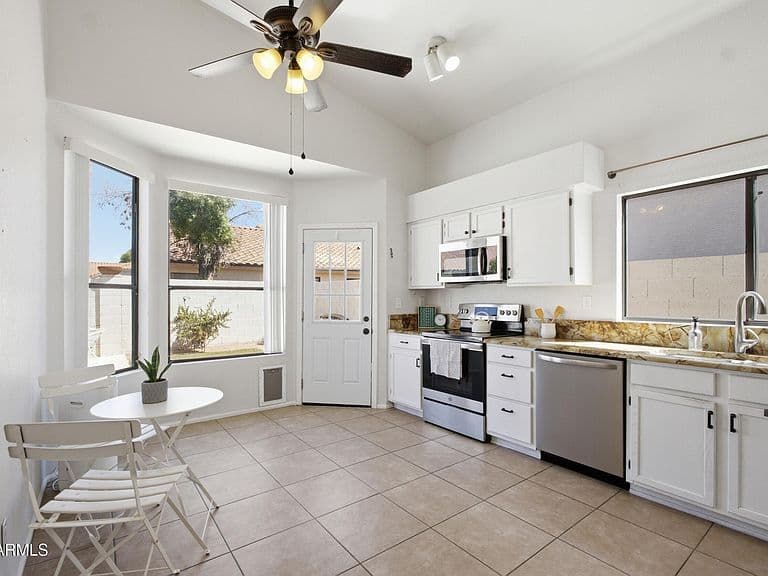 10730 W FLOWER Street photo 4