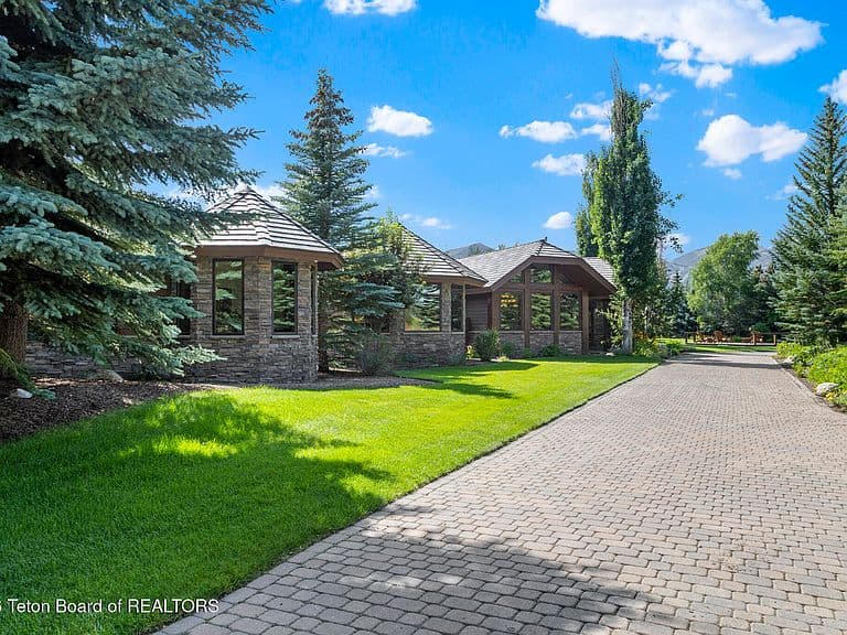 135 Huckleberry Dr photo 1