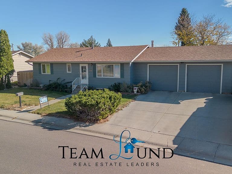 3021 Ridgecrest Dr photo 1