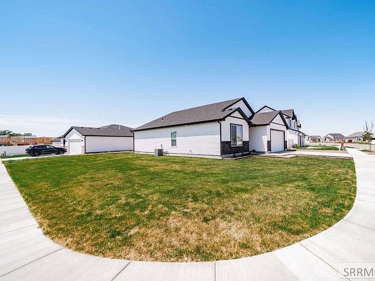 1098 Ashlyn Way photo 3