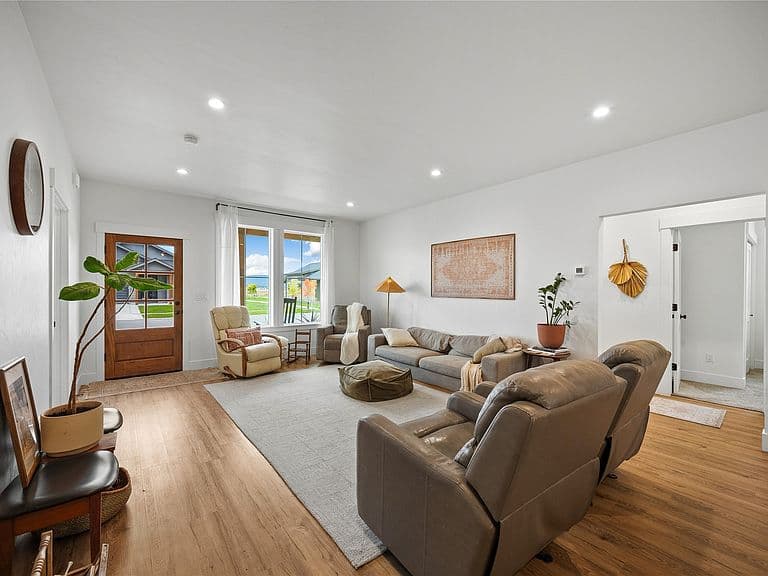 821 River Ave photo 5