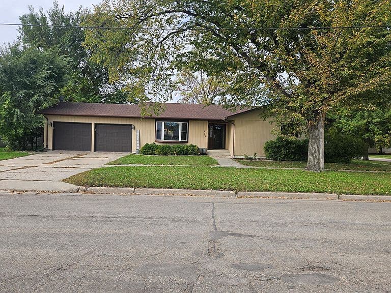319 3rd St N photo 1
