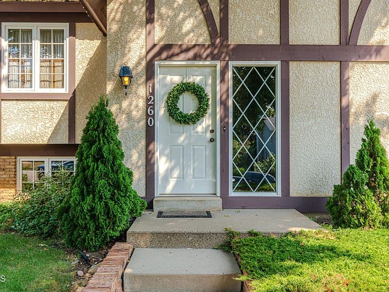 1260 N Parkview Dr photo 2
