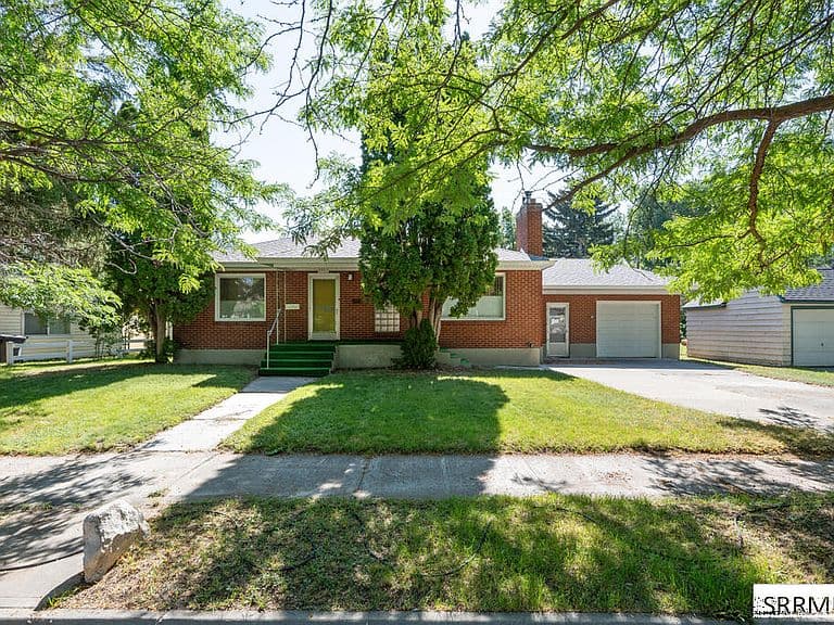 2011 Bremer Dr photo 1
