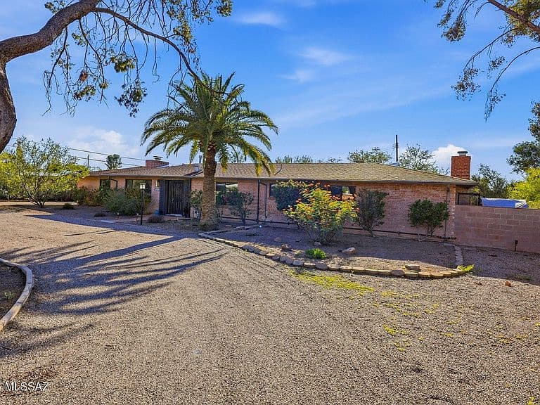 2621 N Swan Rd photo 2