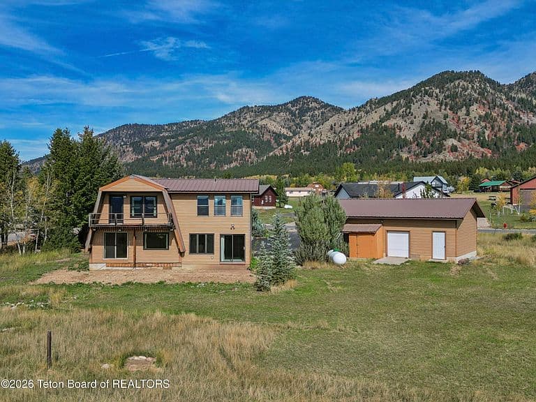 586 Cedar Creek Dr photo 1