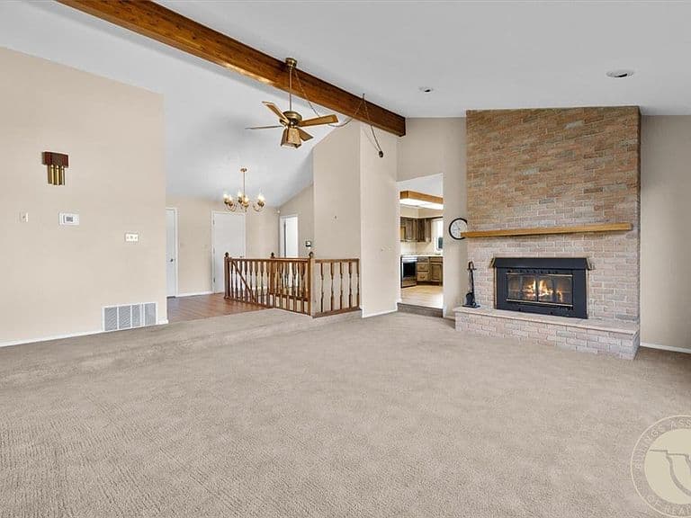 3121 Buttercup Dr photo 2