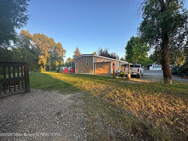 433 Saddleman Dr photo 3