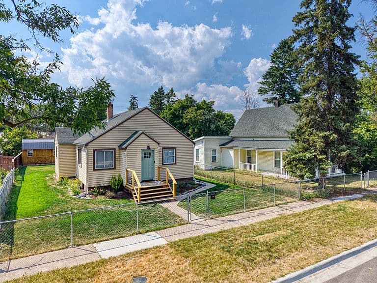 240 8th Ave W photo 4