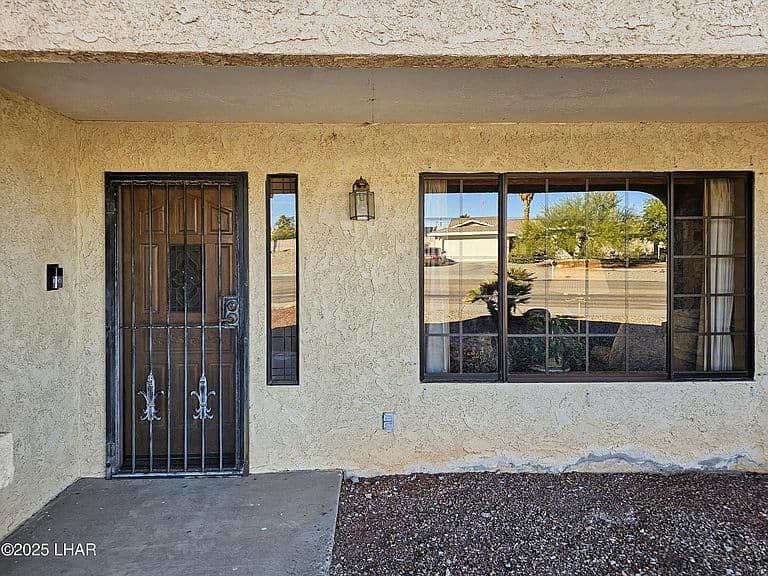 569 Acoma Blvd N photo 3