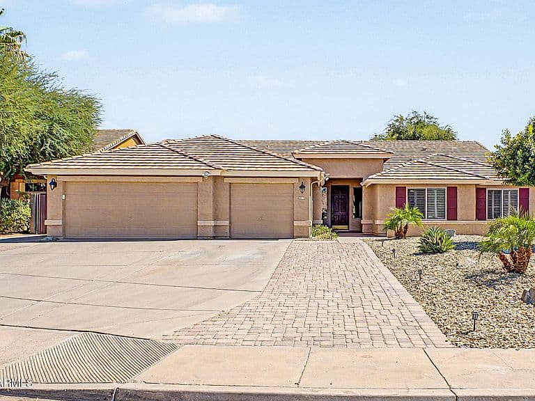 1127 E DUBLIN Street photo 3