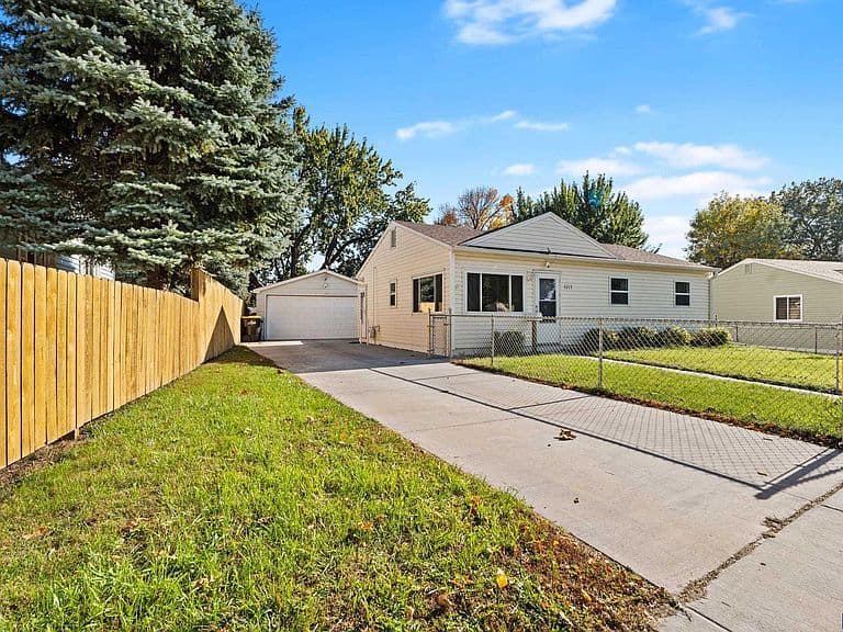 3213 E 20th St photo 1