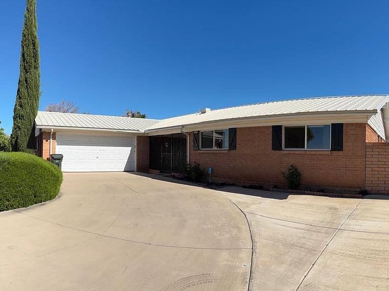 4564 Queens Way photo 2