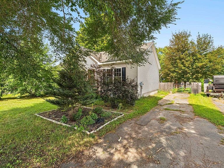 183 Maple Avenue photo 2