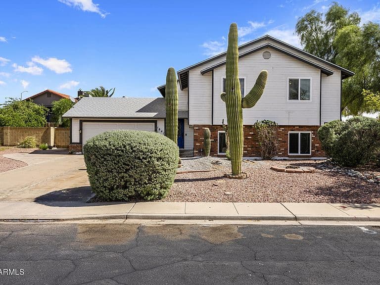 1841 N Saffron Circle photo 2