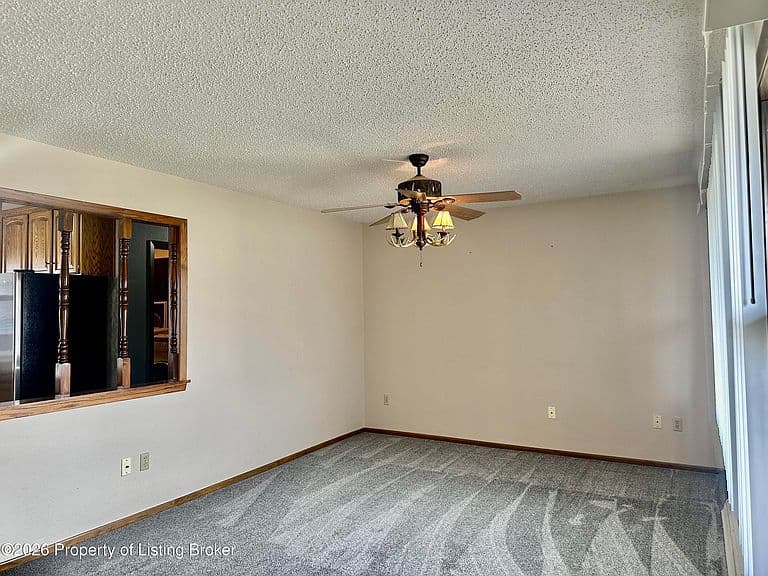 687 Custer St photo 4