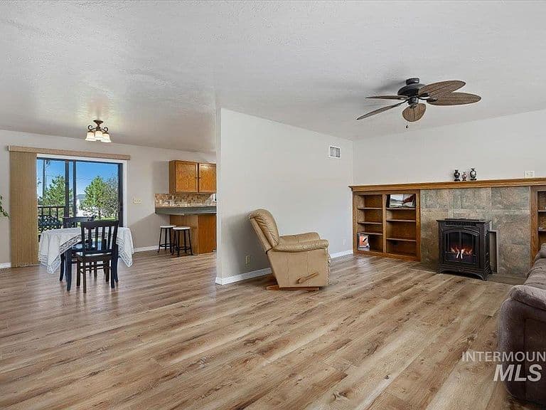 1030 Clear Creek Dr photo 4