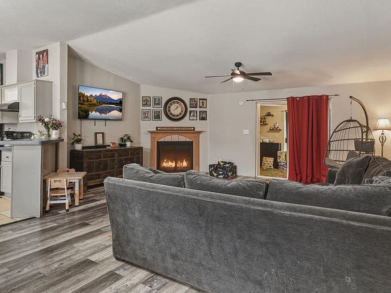 1020 W Summit St photo 3