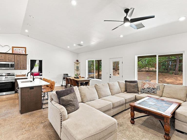 201 W Chateau Cir photo 5
