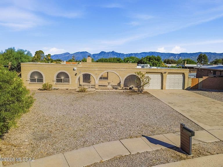 8909 E Palm Tree Dr photo 2