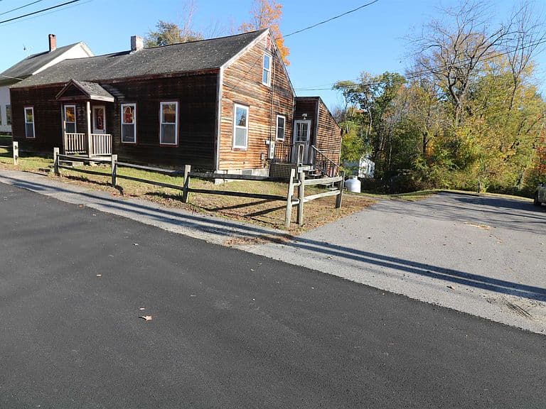 12 Russell Avenue photo 2