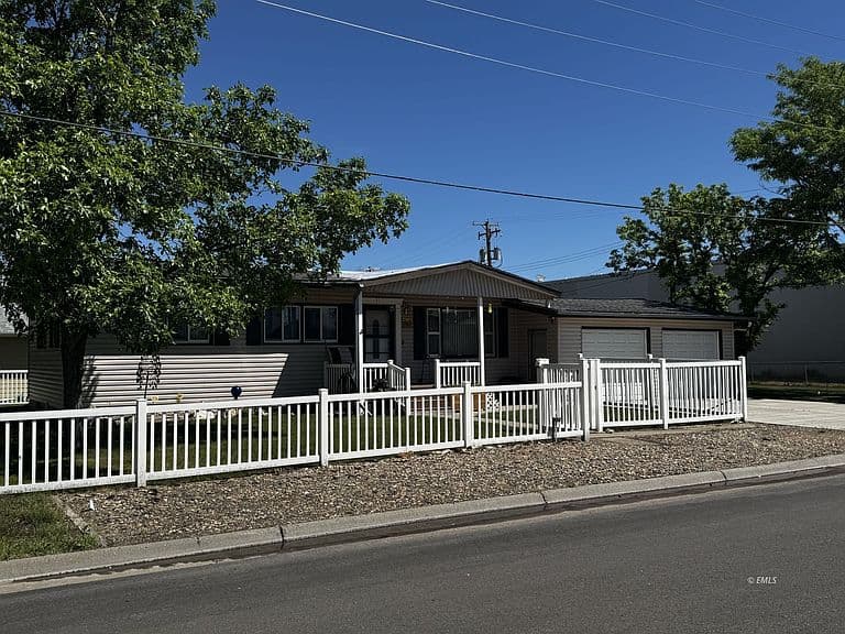 2905 Sudlow St photo 2