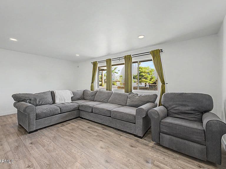 1103 E WATSON Drive photo 4