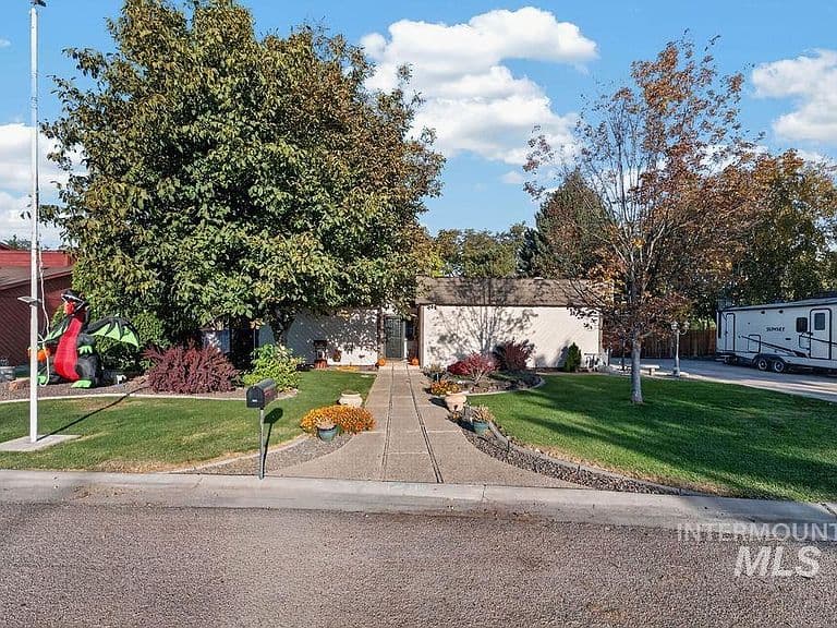 1810 Primrose Dr photo 2