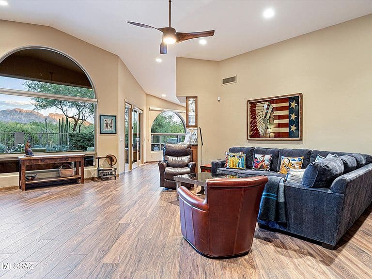 6384 N Desert Wind Cir photo 3