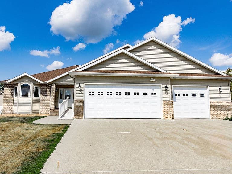 1106 Southwood Dr photo 2