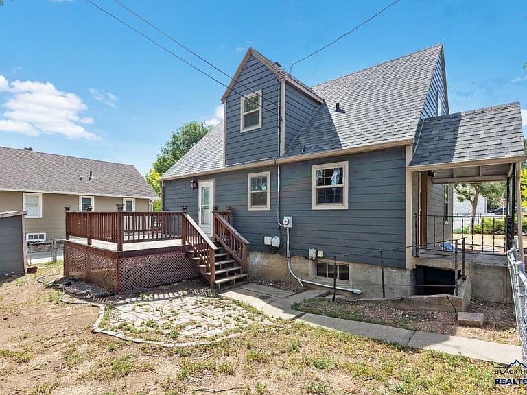 530 Saint Charles St photo 3