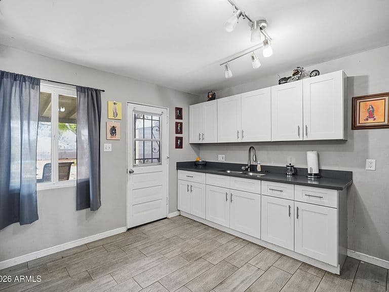 3011 E YALE Street photo 2