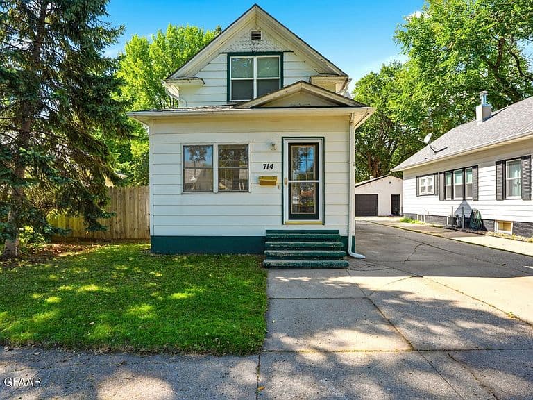 714 Oak St photo 1